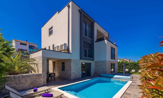 Njivice Apartment | Apartment SIORA with heated pool