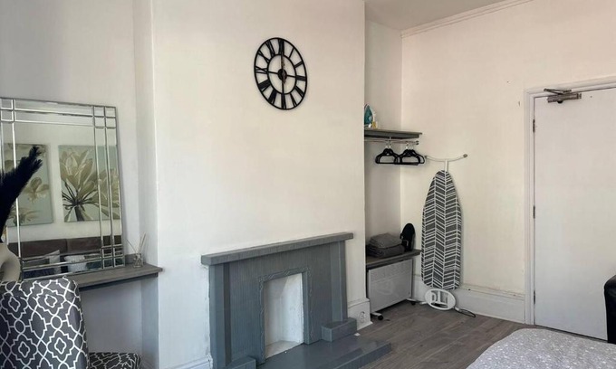 Newport Apartment | Apartment - Sleeps 2 - Parking - WiFi