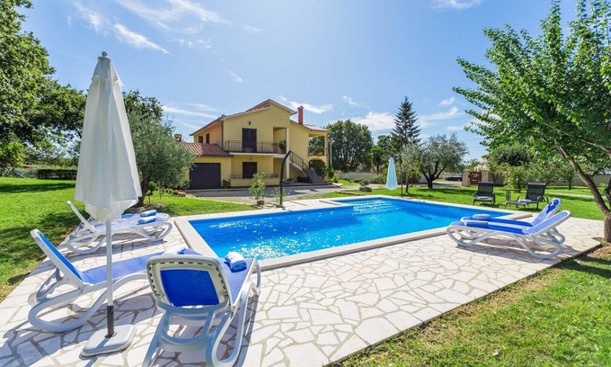 Susnjici Apartment | Apartment Susnjici 2 with Pool, Children Playground and Balcony, Parking