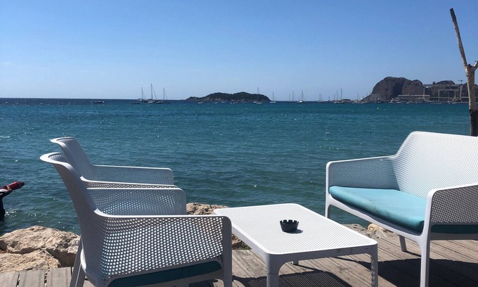 La Ciotat Apartment | Apartment T2 BORD DE MER "Les pieds dans l'eau" with Garage