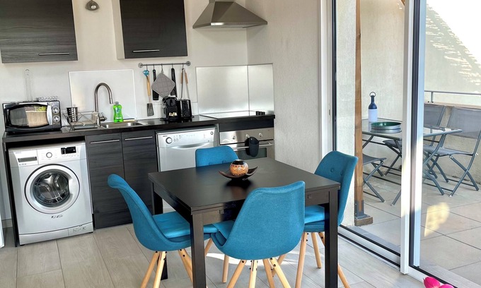 Saint-Cyr-sur-Mer Apartment | Apartment T2.40 m2, air-conditioned, 3 terraces, 350 m from the beach. Private parking.