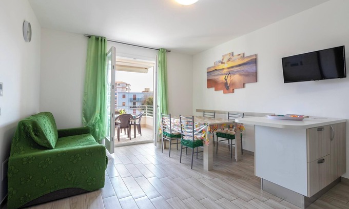 La Pietraia Apartment | Apartment “Tirreno” close to the Beach with A/C, Balcony & Terrace