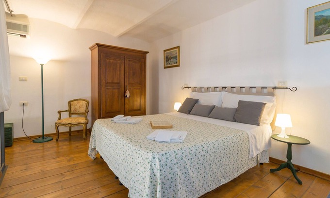 Campiglia Marittima Apartment | Apartment 'Villa I Tigli - Geranium' with Shared Pool, Wi-Fi and Air Conditioning