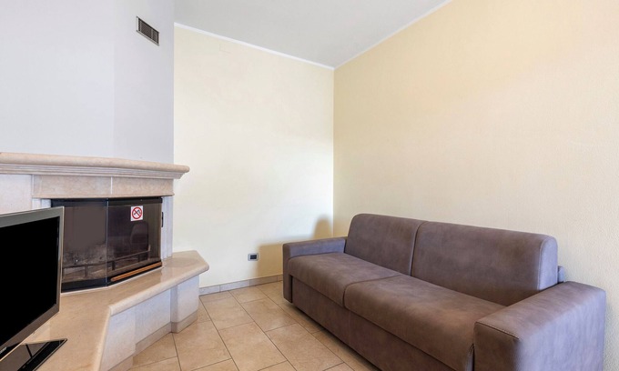 Peschiera del Garda Apartment | Apartment 'Venezia' with Wi-Fi and Air Conditioning