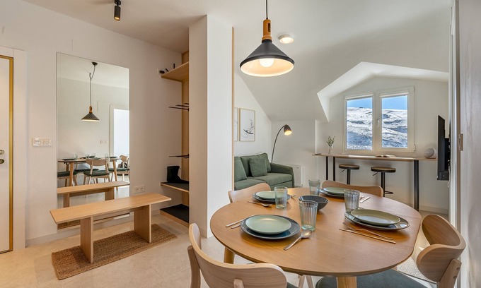 Pradollano Apartment | Apartment 'Varadero Snow' with Mountain View and Wi-Fi