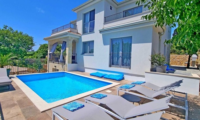 Cizici House | Apartment VIKTORIJA with private pool