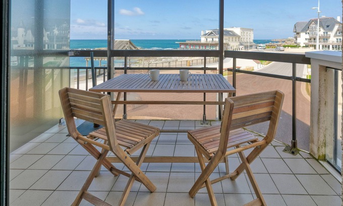 Le Croisic Apartment | Apartment 'Vue Mer 20m De La Plage' with Private Terrace