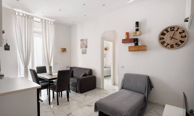 Naples Apartment | Apartment 'Whiteandblacknapoli' with Balcony, Wi-Fi and Air Conditioning