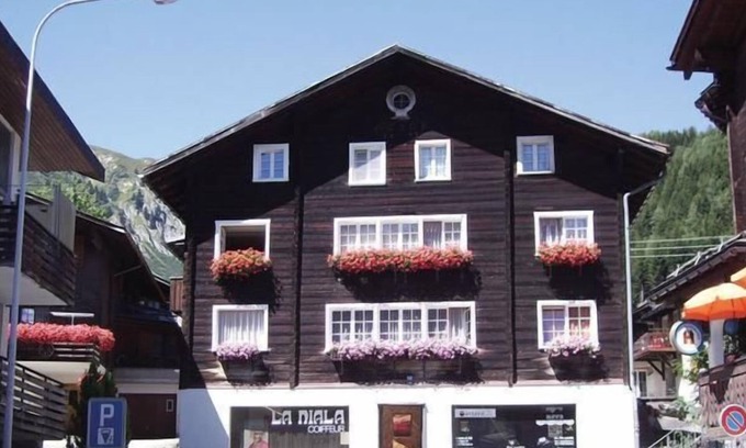 Sedrun Apartment | Apartment with a view of the mountains