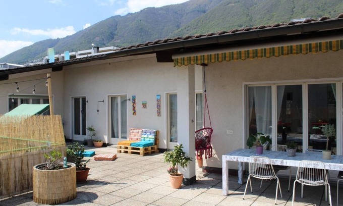 Minusio Apartment | Apartment with flowered terrace, close to the lake