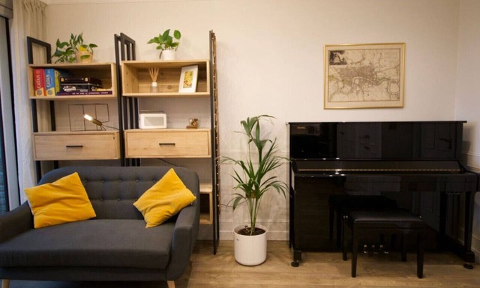 Evelyn Apartment | Apartment with desk and parking