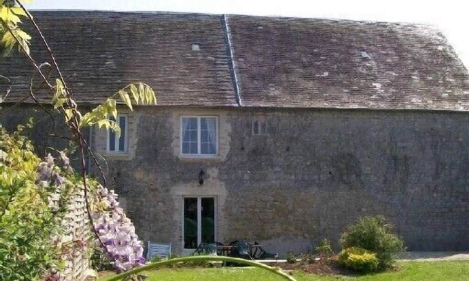 Etreham Apartment | Apartment with large garden prox. from the sea and landing beaches