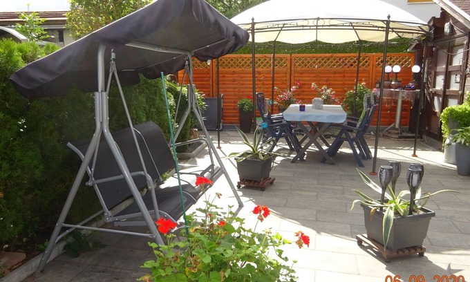 Sudstadt Apartment | Apartment with parasol in Südstadt