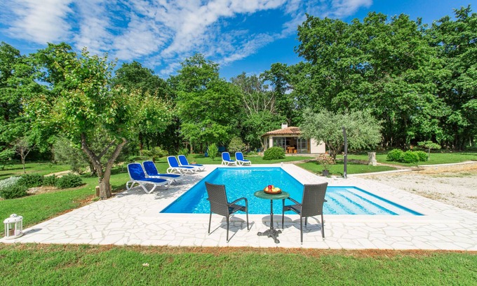 Susnjici Apartment | Apartment with pool, 2-4 persons, garden, air-conditioned, barbecue