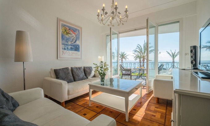Les Baumettes Apartment | Apartment with spectacular sea view fronting the Promenade Des Anglais in Nice