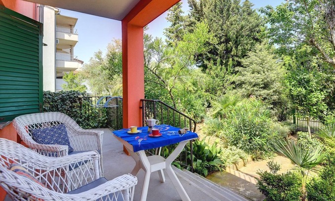 Banjole Apartment | Apartment with three terraces, sunbathing lawn