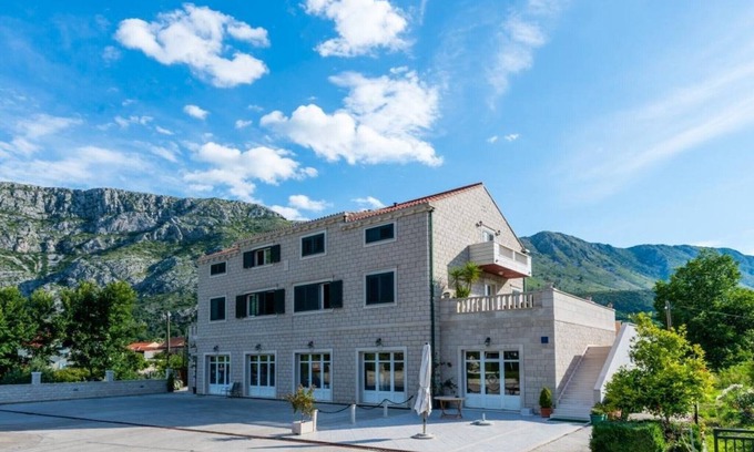 Komolac Apartment | Apartments Azzurro- Three Bedroom Apartment with Terrace and Hot Tub (Azzurro I-donji)