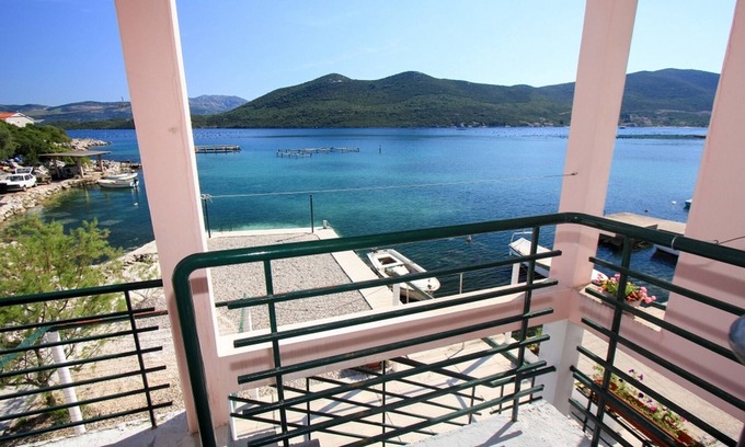 Putnikovic Apartment | Apartments Ereš Zuronja-One-Bedroom Apartment with Sea View 2