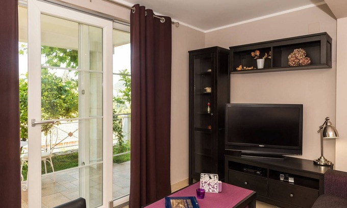 Gornji Kono Apartment | Apartments Gaura - Comfort One-Bedroom Apartment with Terrace