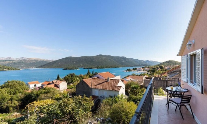 Hodilje Apartment | Apartments Memunić - One Bedroom Apartment with Balcony and Sea View