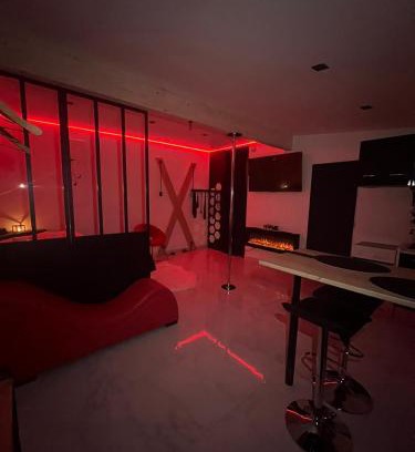 Chateau-Landon Apartment | Aphrodite LoveRoom