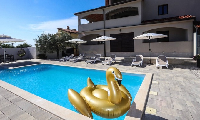 Gedici Apartment | App Nina with Pool in Nova Vas