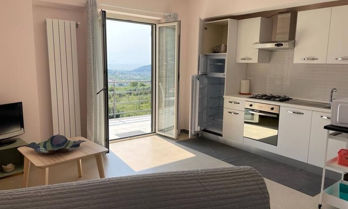 Itri Apartment | Appartamento Accogliente in Villa Panoramica Appena Ristrutturata