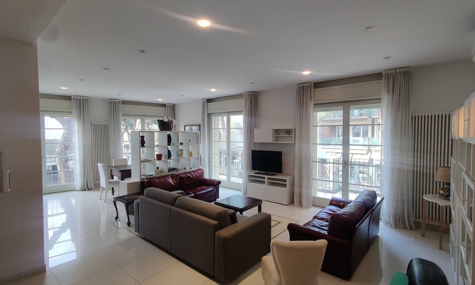 Cattolica Apartment | Appartamento Centralissimo Isola Pedonale 100mt Mare Garage Balconi
