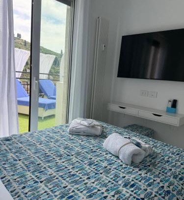 Rezza Apartment | Appartamento Rapallo - Le 5 Terre - Portofino - Sky Garden Maria Jose - Attico vista mare - Terraces - 2 bagni- 2 Camera da Letto - Box, Wi-fi, Idromassaggio Free inteiro Attico per Voi, con Ascensore