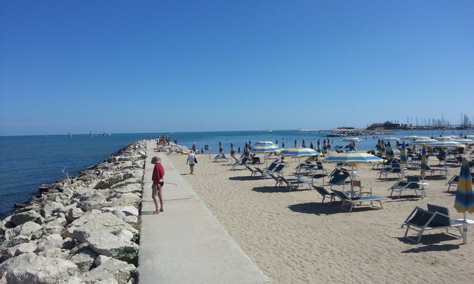 San Giuliano a Mare House | Appartamento sulla spiaggia con balcone