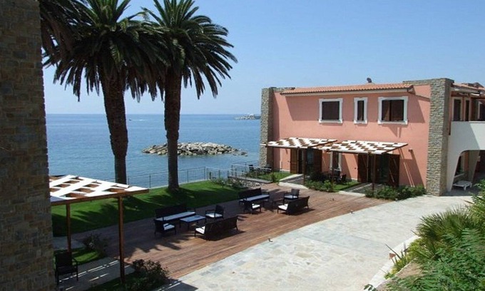 Acciaroli House | Appartamento Torre Caleo L: A charming apartment located right on the beach, with Free WI-FI.
