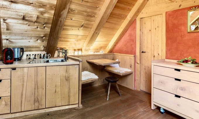 Breitbrunn a. Chiemsee Apartment | Appartement Heuboden im Dachgeschoss Atelier mit Dusche/WC