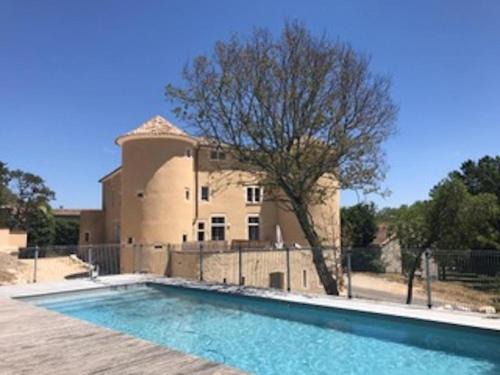 Lussan Apartment | Appartement 2ème étage 4 personnes dans Château avec piscine collective