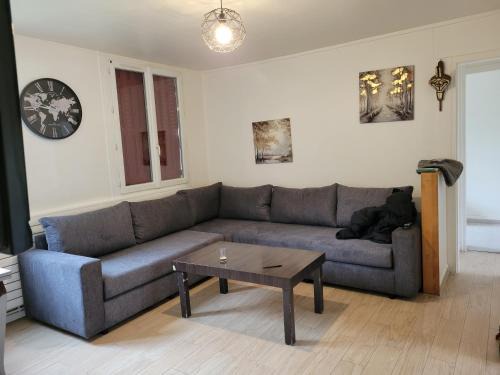 Stains Apartment | Appartement 4 chambres face carrefour de Stains