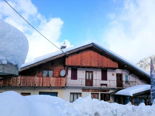Areches Apartment | Appartement cosy 6 pers. avec balcon au village, proche parking et local à skis - FR-1-342-291