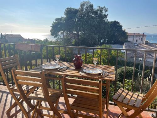 Le Pradet Apartment | Appartement cosy vue mer à 50 m de la plage - refait à neuf et climatisé