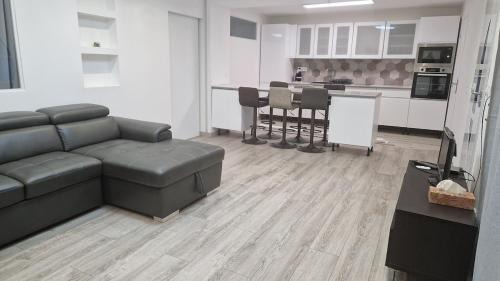 Fosses Apartment | Appartement cozy et confort avec JACUZZI proche CDG Parc Astérix Chantilly Paris