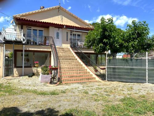 Beziers Apartment | Appartement dans maison au 1er étage avec terrasse jardin ombrage et parking securise