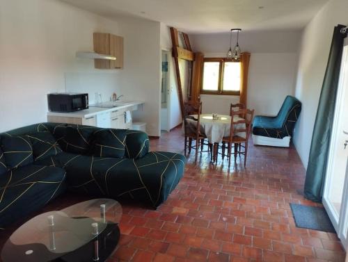 Mathaux Apartment | Appartement dans village calme à 5 min des lacs