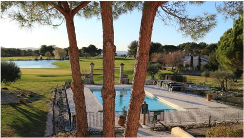 Pont Royal Apartment | Appartement de charme sur le domaine de Pont Royal à Mallemort, en rez-de-jardin avec terrasse & piscine et vue sur le Golf