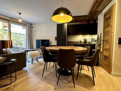 Les Carroz-d'Araches Apartment | Appartement de standing 3P au pied des pistes, terrase privée, parking, à 350m du centre-village - FR-1-572-294