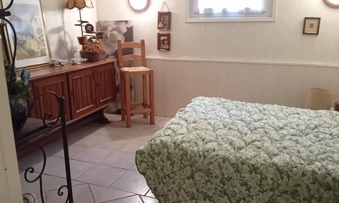 Meslay-le-Vidame House | Appartement en Sous sol Dans Pavillon a la Campagne