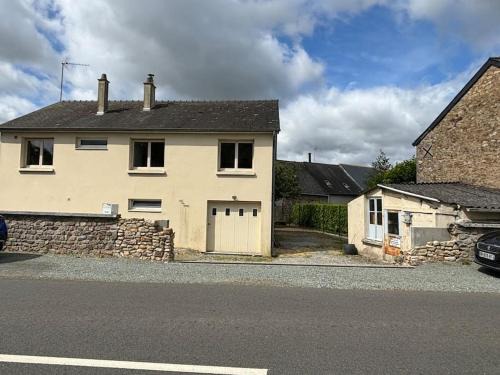 Sainte-Suzanne-and-Chammes Apartment | Appartement "la cité des roses"