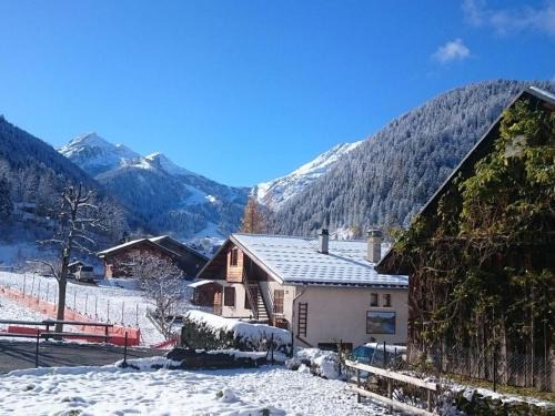 Areches Apartment | Appartement lumineux 75m² pour 4, coeur Arêches, terrasse, 2 chambres, parking privé, proche tout - FR-1-342-236