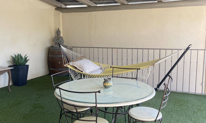 Sarrians Apartment | Appartement Spacieux Calme Centre Village Avec Terrasse et Cour