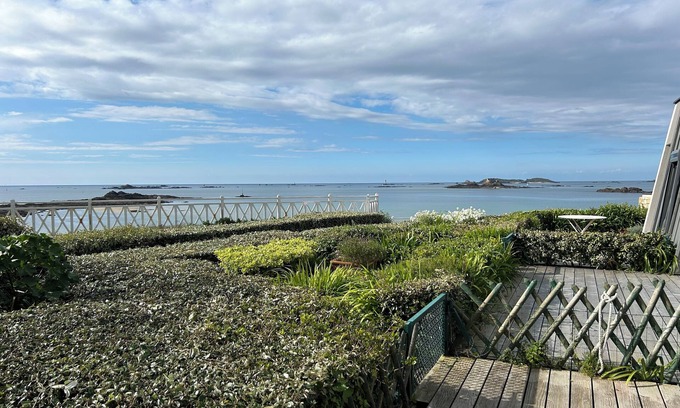 Dinard Apartment | Appartement vue sur mer Accès Direct à la Plage de St Enogat