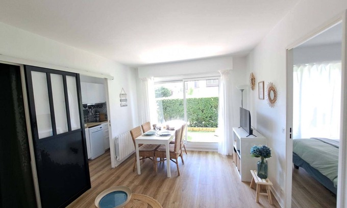 Blonville-sur-Mer Apartment | Appt in residence with garden for 4 people/Nearby (200m) sea and town center