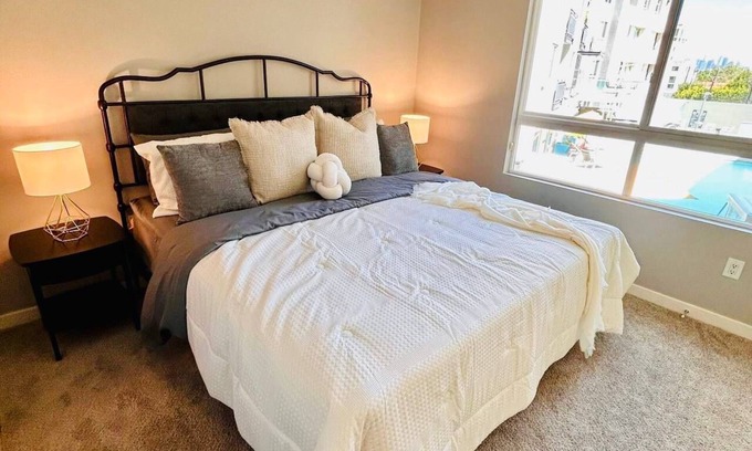 Rossmoyne Apartment | Aprt. Mid- Wilshire - Wake up to iconic views of downtown Los Angeles