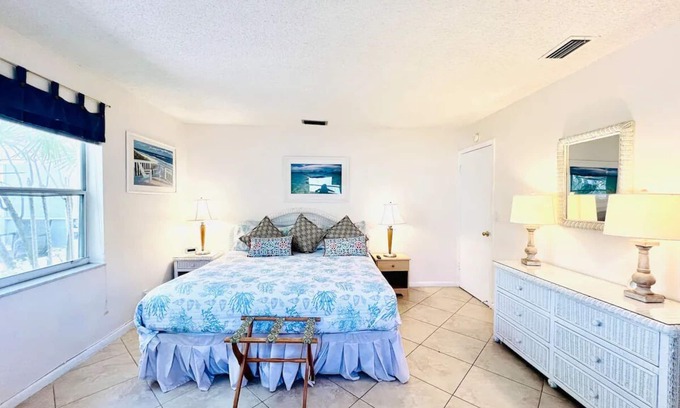 Pompano Beach Apartment | Apt#1-Charming relaxing -beautiful APT-80yard walk to the BEACH wBBQ/Patio