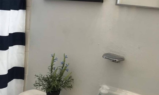 Overtown Apartment | "Apt 202: Near Cruise Port, 5 Min to Downtown, 4 Min to Trains & 14Min to Airp"